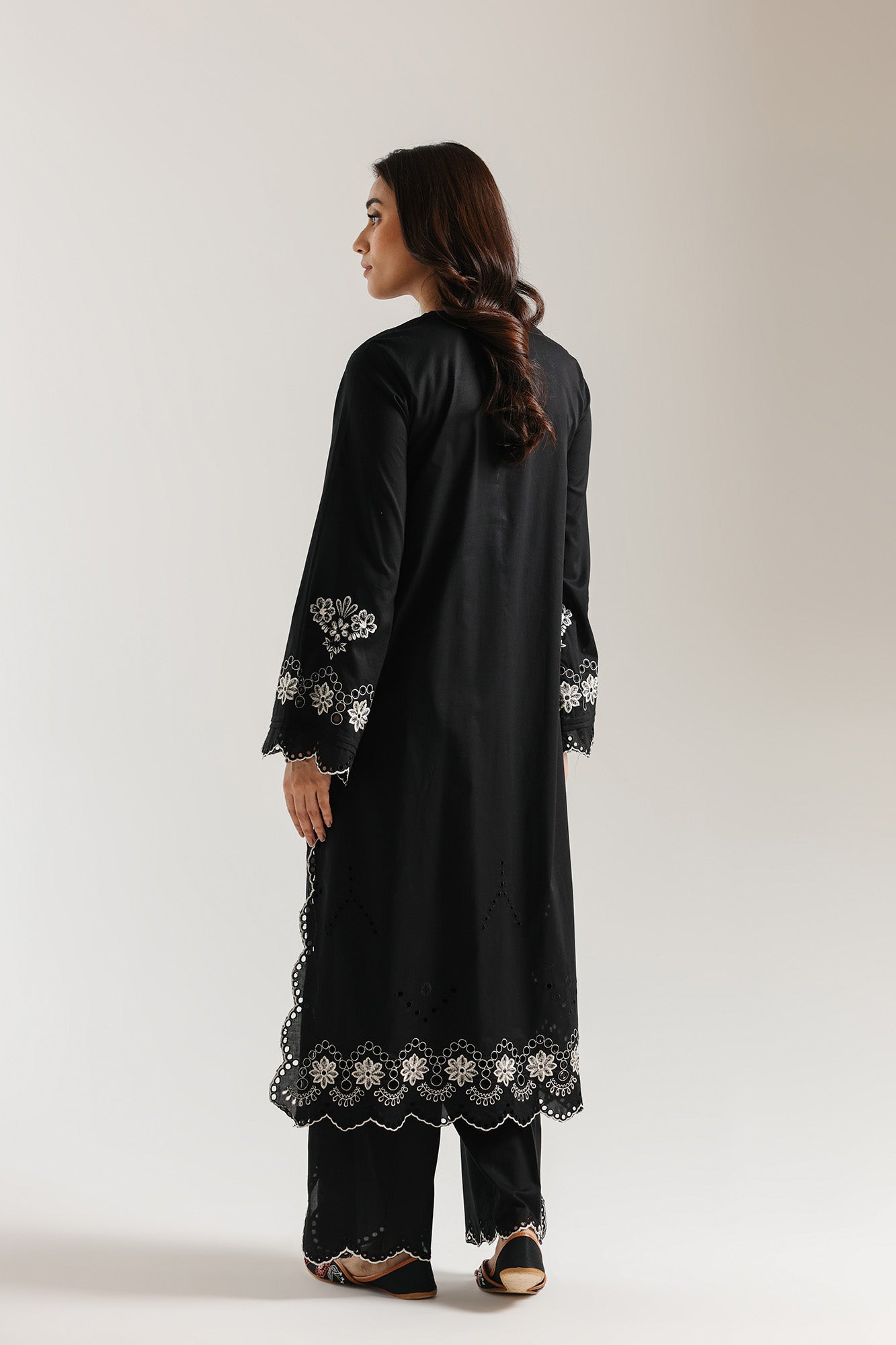 EMBROIDERED SUIT (E4213/103/902) – Nour